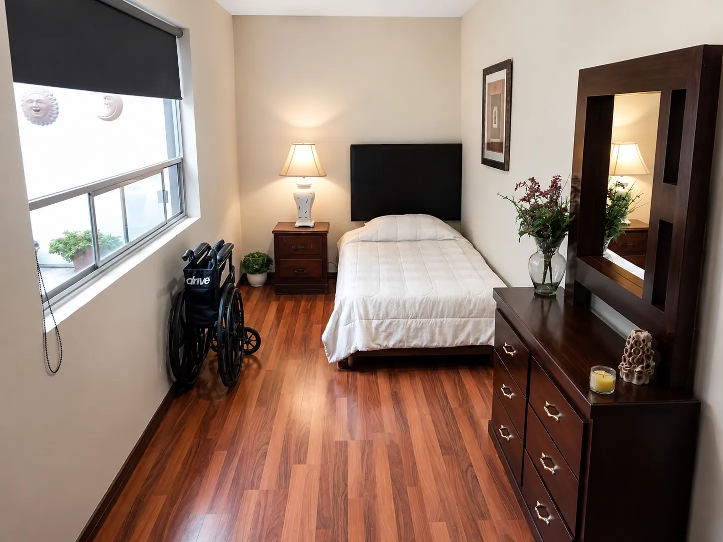 Habitación adaptada con silla de ruedas para el cuidado de adultos mayores postrados en Chihuahua